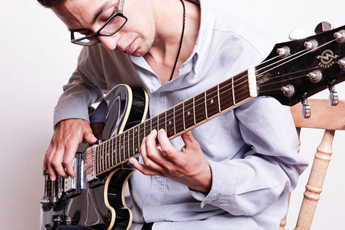 Tự học guitar: kiên trì với bài tập ngón
